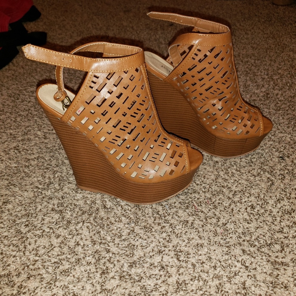 Brown cutout wedges